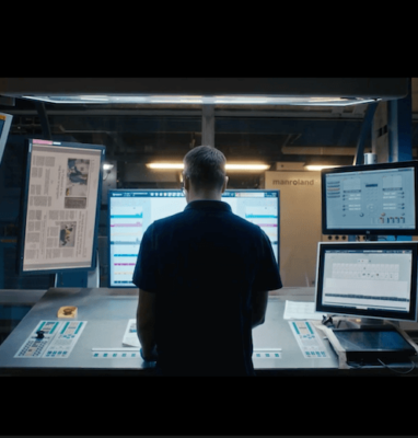 Man in a media control room with monitors, streaming for Mediahuis
