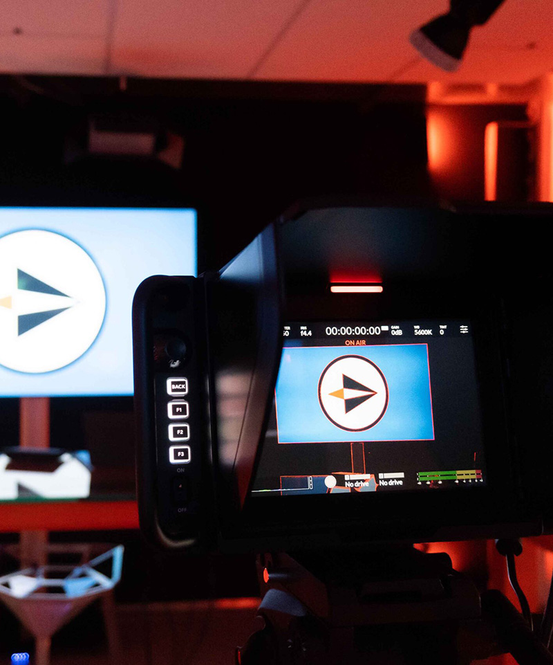 Jet-Stream studio with camera and screens for virtual live meetings with the support team