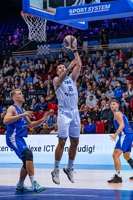 Basketball player shooting during a live-streamed match