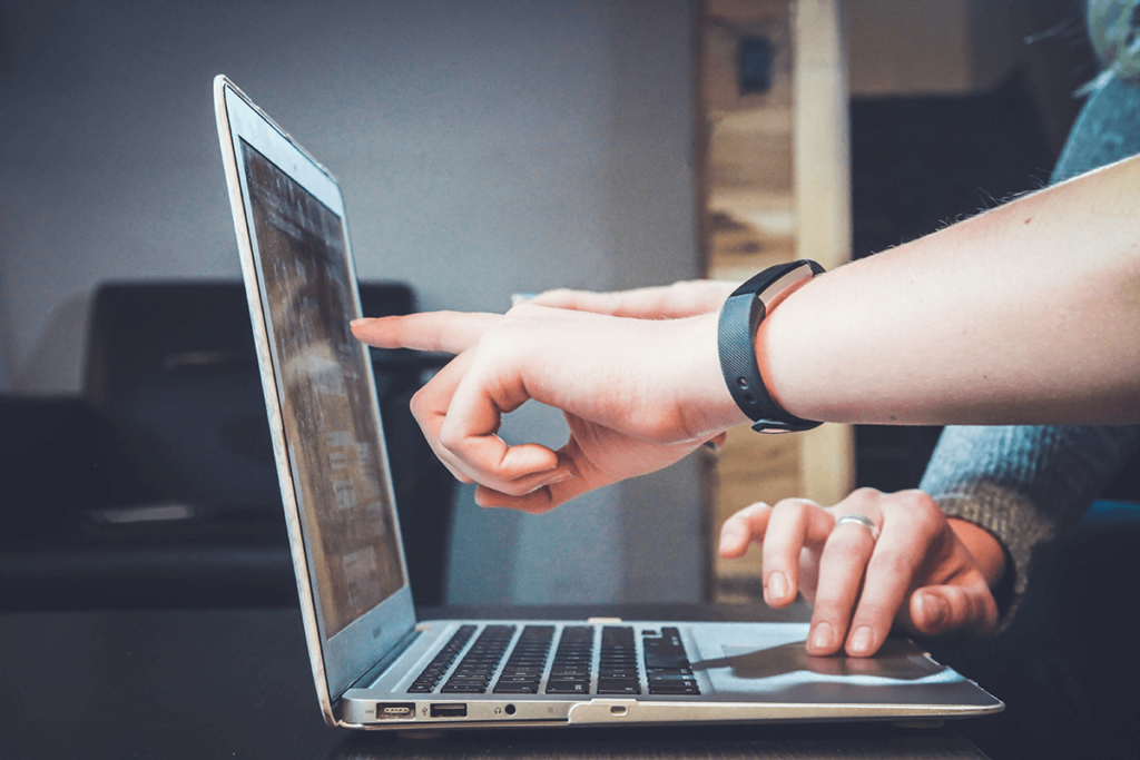 Two people pointing at a laptop screen, Jet-Stream 24/7 support