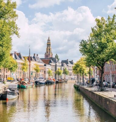 Gracht en historische panden in Groningen, de thuisbasis van Jet-Stream