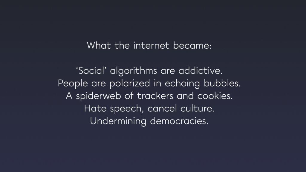 Presentatieslide 'What the internet became': verslavende algoritmes, bubbels, trackers, haat en ondermijnde democratie
