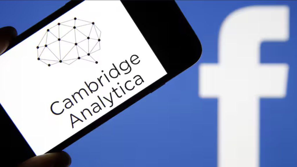 Smartphone met Cambridge Analytica-logo voor het Facebook-logo, symbool voor misbruik van persoonsgegevens