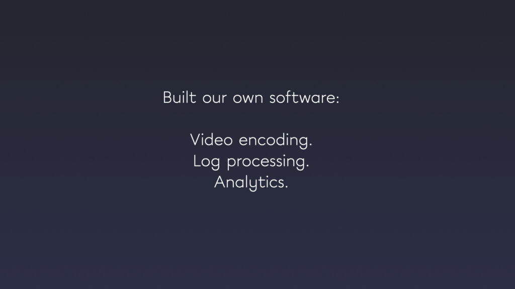 Presentatieslide: eigen software gebouwd voor video-encoding, logverwerking en analytics