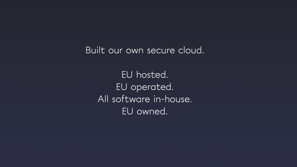 Presentatieslide: eigen beveiligde cloud, in de EU gehost, beheerd en in eigendom, alle software in-house