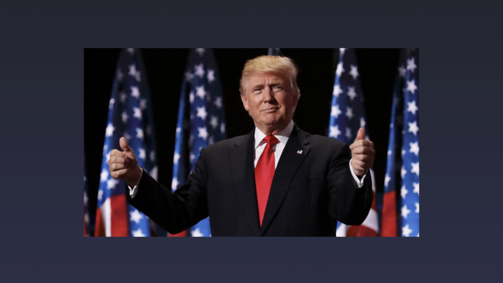 Donald Trump met duimen omhoog voor Amerikaanse vlaggen, als illustratie van geopolitiek risico van Amerikaanse cloud